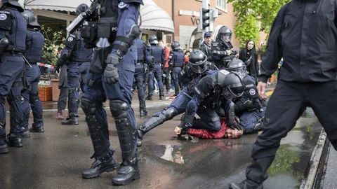 Polizei geht gegen Demonstranten vor.