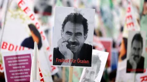 Protestplakat mit Schwarz-Weiss-Porträt und Schriftzug 'Freiheit für Öcalan'.