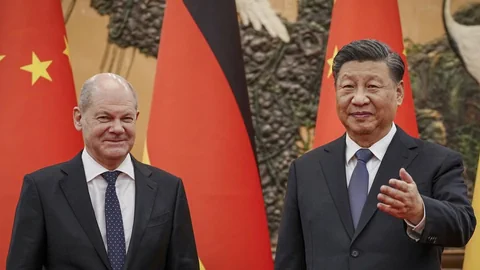 Olaf Scholz (links) mit Xi Jinping in Peking.