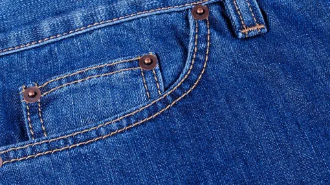 Metallnieten auf einer Jeans