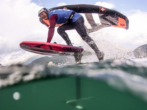 Wingfoiler im Wasser