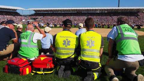 Leute vom Rettungsdienst in Schwingarena