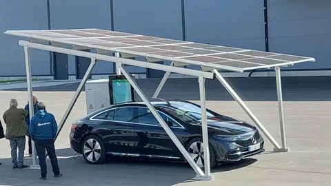 Carport mit Fotovoltaik-Anlage auf dem Dach.