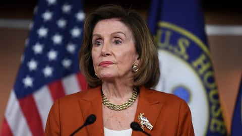 Pelosi hebt die Hand