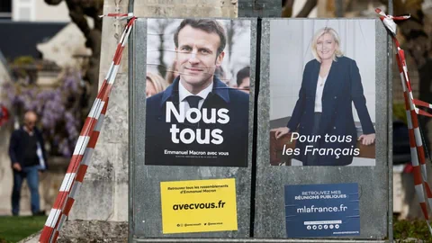 Wahlplakate von Emmanuel Macron und Marine Le Pen.