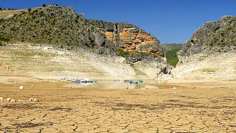 Der teilweise ausgetrocknete Seegrund des Stausees «Entrepeñas» im Südosten Spaniens.