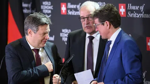 Wirtschaftsminister Robert Habeck mit seinem Amtskollegen Guy Parmelin und Energieminister Albert Rösti 