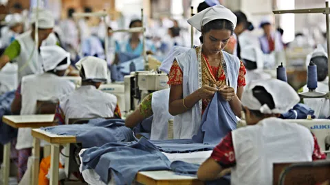 Eine junge Frau arbeitet in einer Textilfabrik in Bangladesch. (reuters)