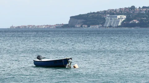 Ein Boot in der Bucht von Piran