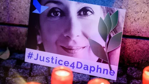 Ein Foto von Daphne Caruana Galizia mit Kerzen