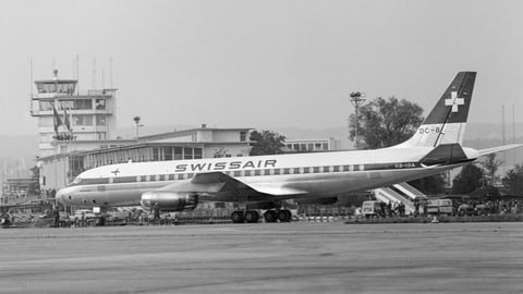 Schwarzweissbild: Flugzeug mit Swissair-Schriftzug