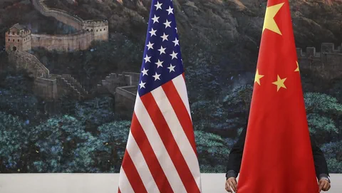 Die Flaggen der USA und Chinas