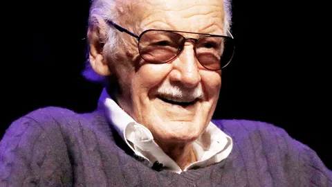 Stan Lee vor einem schwarzen Hintergrund