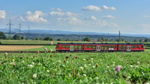 Bahn fährt über Land.