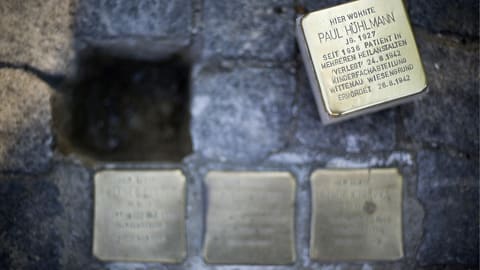 Stolperstein wird eingesetzt