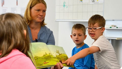 Eingeschränkte und nicht eingeschränkte Kinder spielen in einem Kindergarten.