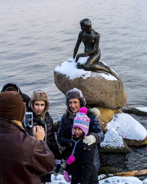 Fotopose vor der Meerjungfau in Kopenhagen