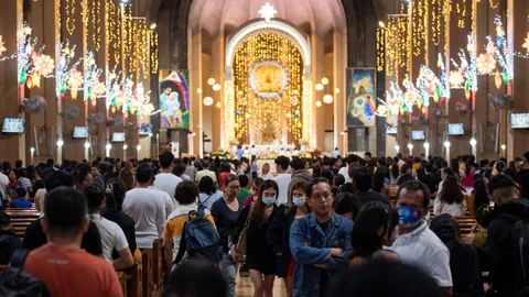 Philippinische Katholiken verlassen die Kirche.