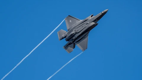 F-35 am blauen Himmel.