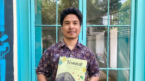 Der Nepalesische Buchautor Prashanta Khanal mit seinem Buch «Timmur».