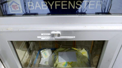 Blick ins Babyfenster des Spitals Einsiedeln