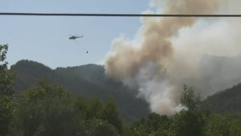 Löschflugzeuge kämpfen auf der griechischen Insel gegen die Flammen.