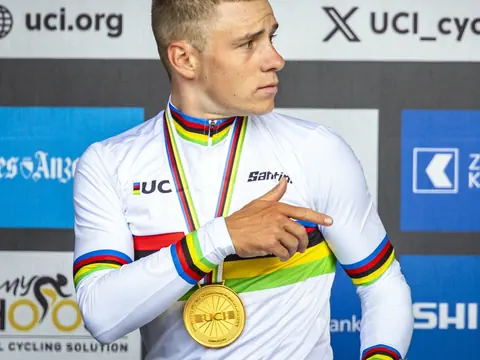 Remco Evenepoel mit Medaille und Regenbogentrikot.