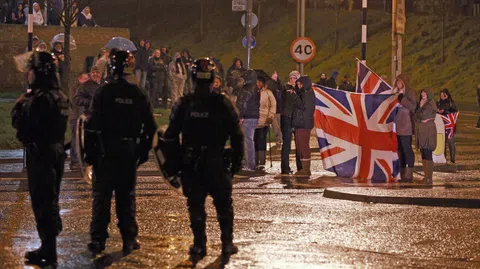 Demonstranten und Polizisten stehen sich in Belfast gegenüber. (reuters)