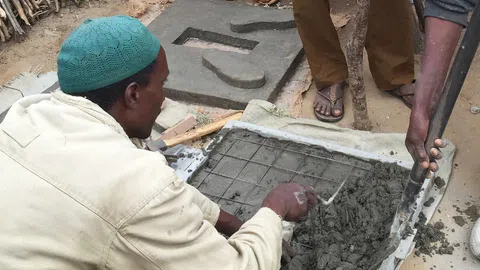 Bewohner von Soera wurden zu Latrinenhandwerkern ausgebildet.