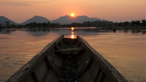 Blick aus einem Einbaum auf den Fluss Mekong in Laos.