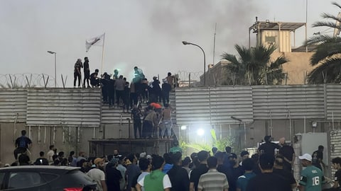 Demonstranten stürmen die schwedische Botschaft in Bagdad