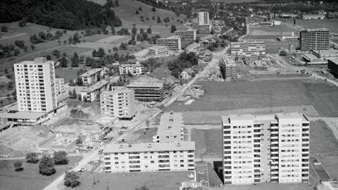 Historische Luftaufnahme der Hochhäuser, die Ende der 1960er-Jahre in Spreitenbach entstehen.