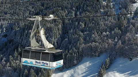 Seilbahn in schneebedeckter Berglandschaft.