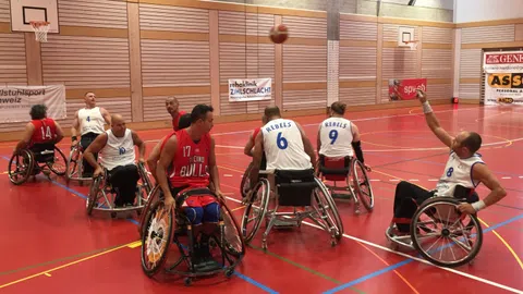 Zwei Mannschaften spielen Basketball