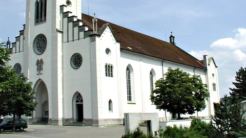 Blick auf den Haupteingang der Kirche Leuggern.