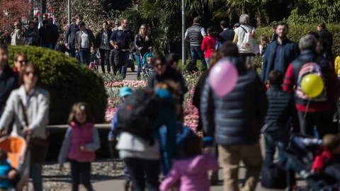 Viele Menschen spazieren.