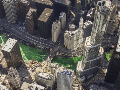 Luftansicht grüner Chicago River mit Wolkenkratzern