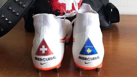 Shaqiris Fussballschuhe mit Schweizer und kosovarischem Wappen