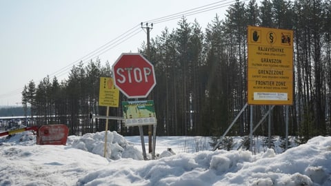 Stoppschild im Schnee