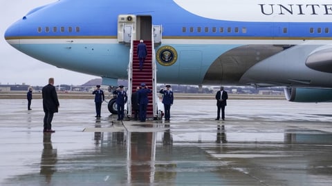 US-Präsident Joe Biden besteigt am 31.1.2023 in New York die Air Force One. 