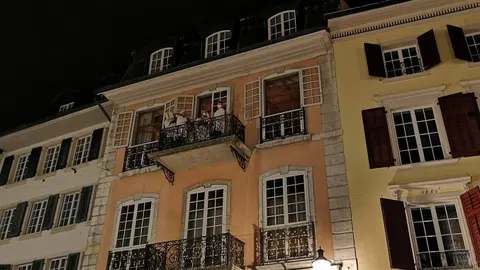 In weiss gekleidete Menschen stehen auf einem Balkon in der Altstadt von Solothurn