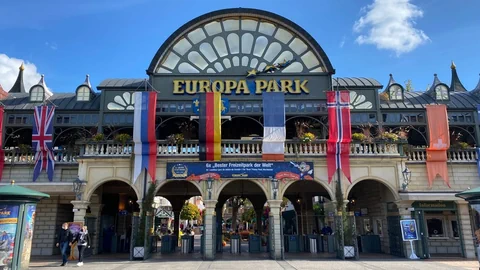 Der Eingang des Europaparks: verschiedene Länderflaggen vor Torbögen, darüber der Schriftzug «Europapark».