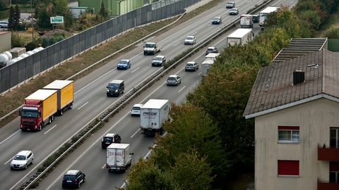 Viel Verkehr auf der A1 bei Lenzburg.