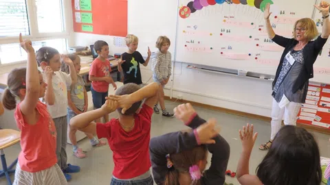 Die Deutschlehrerin im Kindergarten.