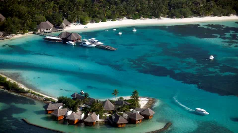 Blick auf eine Hotelanlage auf einer Insel.