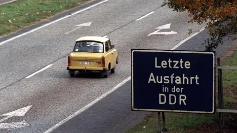 Ein Trabant auf einer ostdeutschen Autobahn (Archiv)