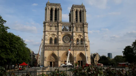 Notre-Dame Kathedrale in Paris mit Gerüst und Baufahrzeugen.