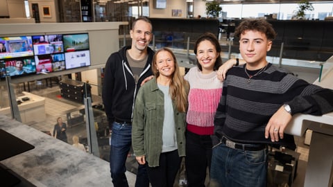 Die vier Video-Hosts von SRF News (v.l.n.r.): Arthur Honegger, Vera Zingg, Deniz Kurtogullari, Leon Morson.