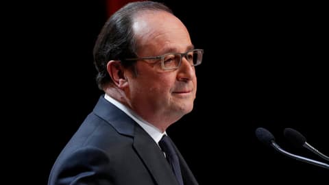 Hollande an einem Rednerpult.