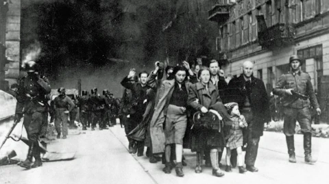 Schwarz-weiss-Foto. Zusammengepferchte Jüdinnen und Juden im Wahrschauer Ghetto